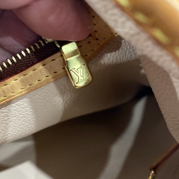 Authentic Louis Vuitton Bucket GM Monogram - Picture 6 of 13